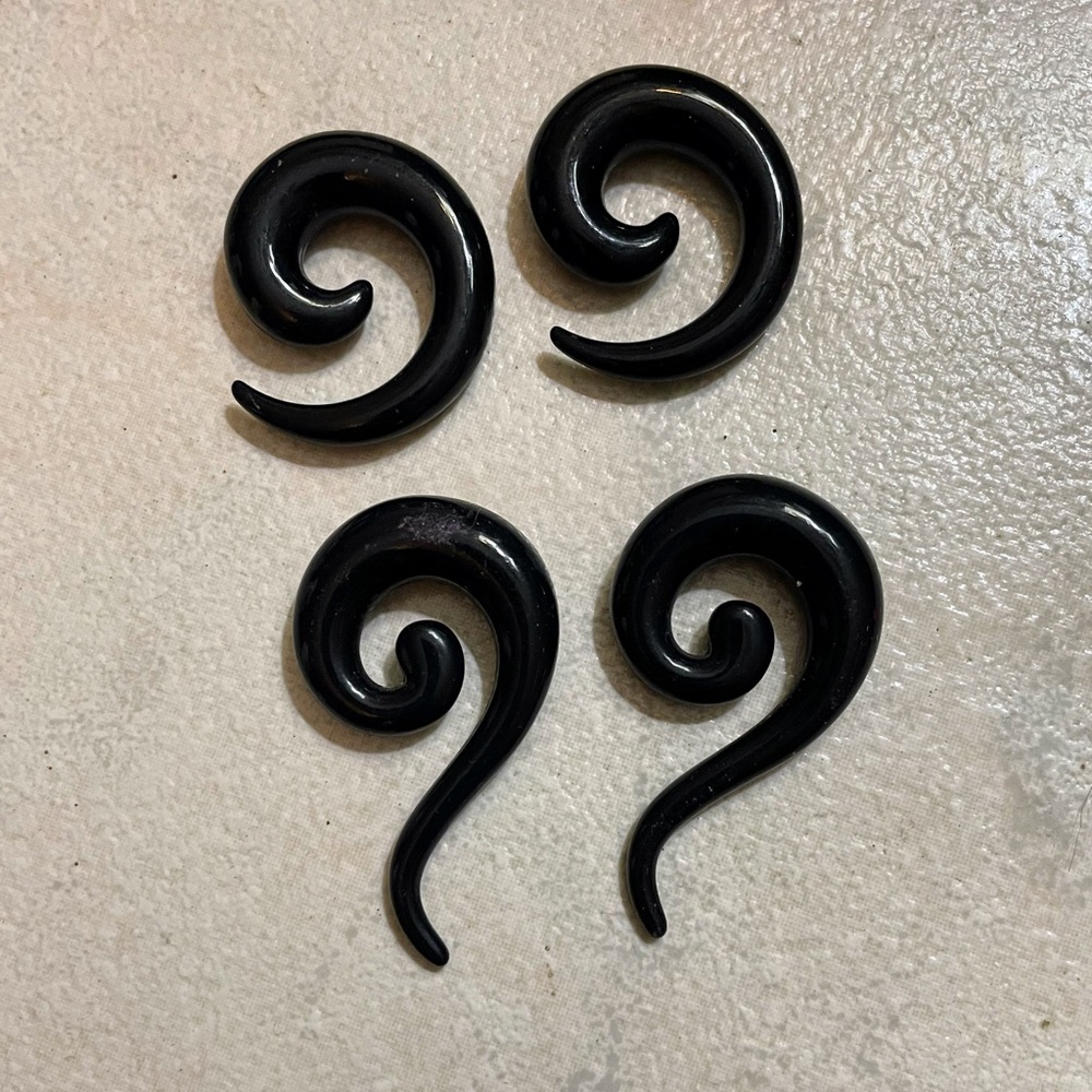 2 pairs Spiral Ear Stretching gauges